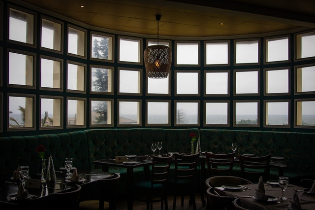 veľké okná v bare